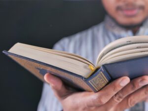 muslim-mans-reading-quran-at-night-2022-11-17-14-51-41-utc